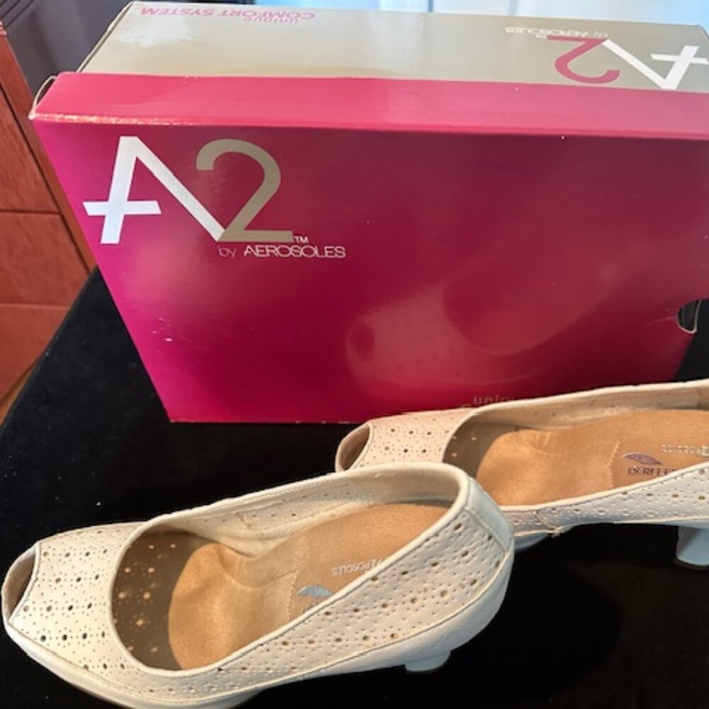 A2 AEROSOLES WHITE UNIQUE COMFORT SYSTEM LEATHER HEELS